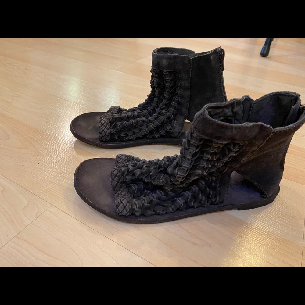 Free People fun brown sandals!! Size 6